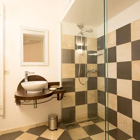 Maison Hotel 3*